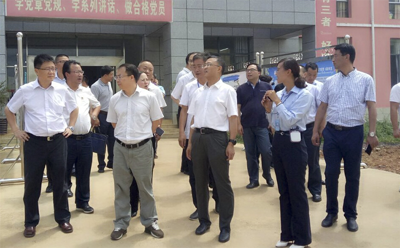 貴 州 省 人 大 常 委 會 副 主 任 、 秘 書 長 陳鳴明（前排中），赫章縣委副書記、縣長胡海 （前排左二），副縣長唐瑜等領(lǐng)導(dǎo)到我校調(diào)研。